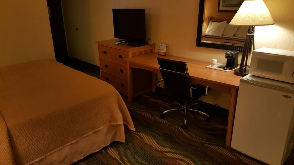 Travelodge By Wyndham Muskegon Exteriör bild